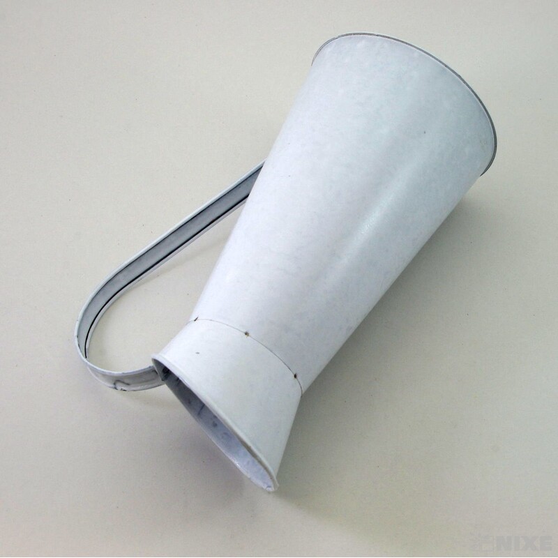 KONEV PLECH 26x13x08cm*BÍLÁ